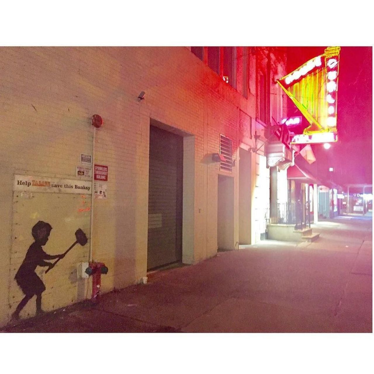 My First REAL Banksy ✏︎✏︎✏︎✏︎ ..#banksydoesnewyork #Banksy #Art #NYC #79th #Broadway 🇺🇸 http://ift.tt/2kpXHIr https://t.co/oqlWghCCTP