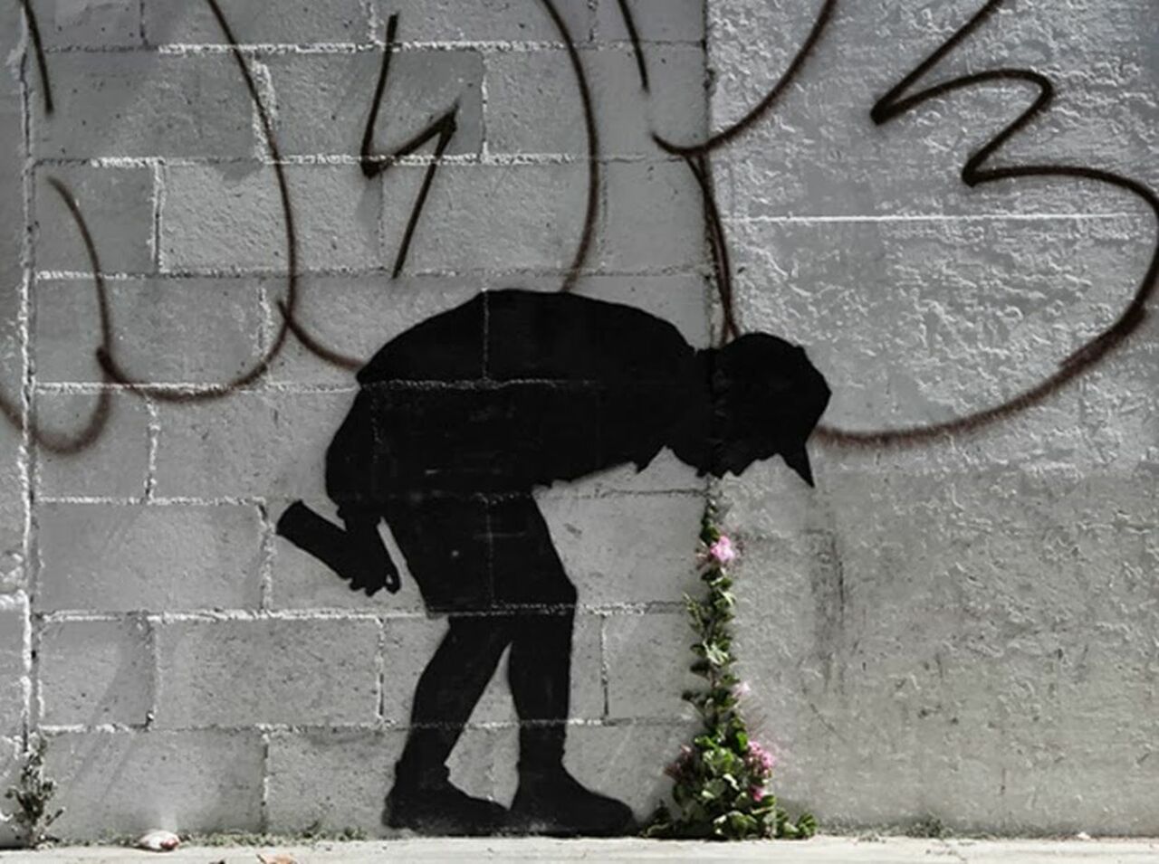 #StreetArtSaturday Another #Banksy natural #Streetart utilizing natural growth. https://t.co/B6CV3ZgsS0