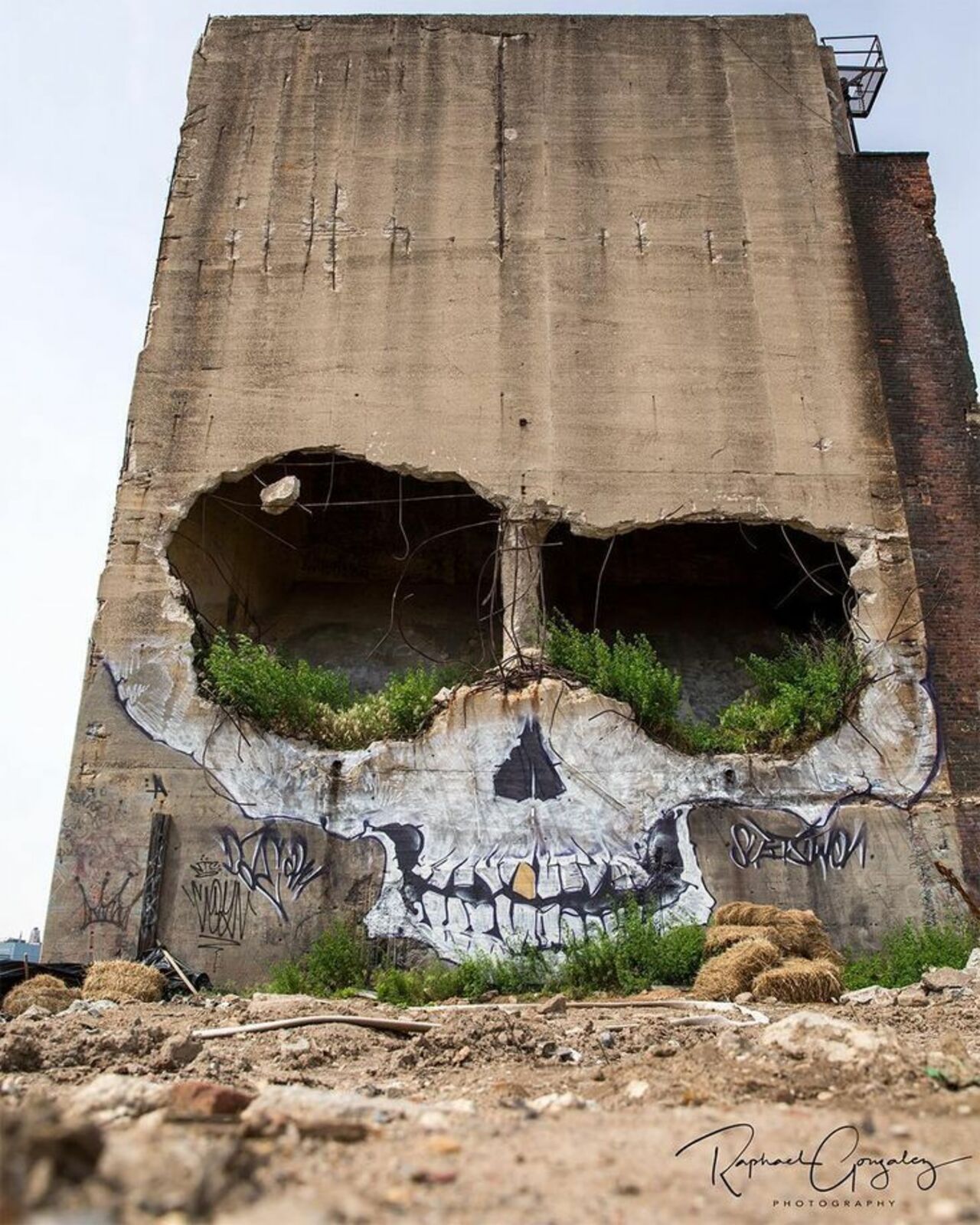 IDK the artist but this is dope af#streetart #mural #graffiti #art https://t.co/ME1dqUBeQR