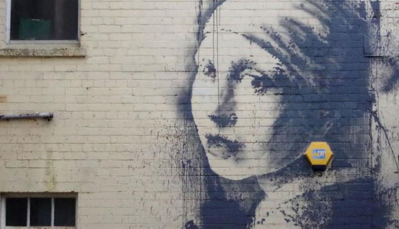 a Banksy interpretation of Vermeer's 'Girl with a Pearl Earring' #art #graffiti #humour https://t.co/9uQ5RvCFey