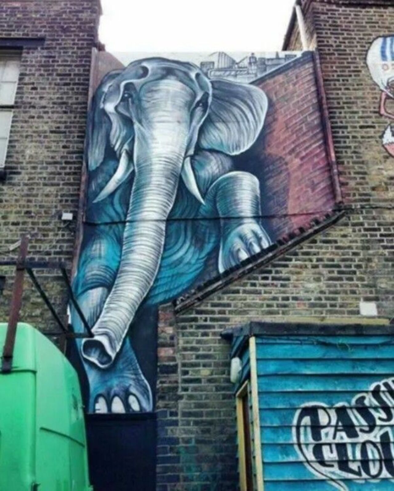 Mural by Shaun Burner, located in London, UK#streetart #mural #graffiti #art https://t.co/h4QkRR54VR