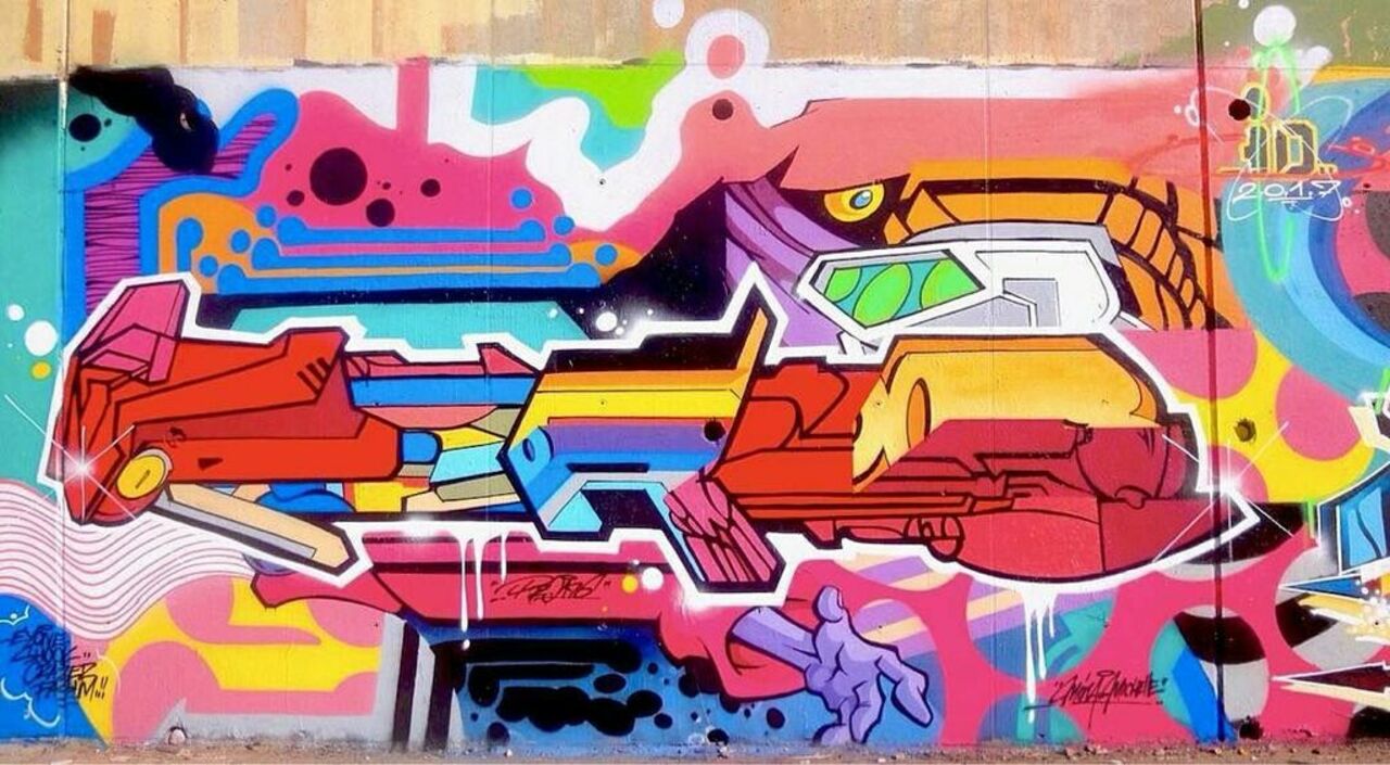 Such a funky piece of graffiti by French urban artist @princepro176! Those colours...  --- #graffiti #streetart #globalstreetart https://t.co/tdnonO3w7P
