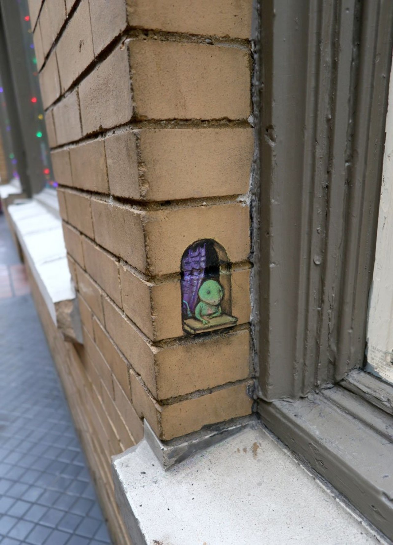 Went looking for a dry place to draw and stumbled across someone else waiting for the rain to stop. #streetart #sidewalkchalk #graffiti #lizard in #waiting https://t.co/7qH9kGGcih