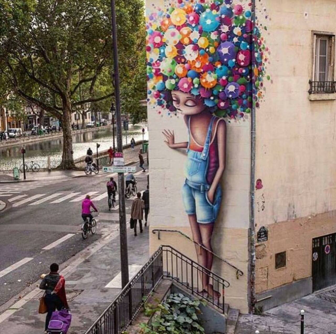 This gorgeous piece was painted by @VinieGraffiti (http://globalstreetart.com/vinie) in #Paris, #France. What a stunning sight! -- #globalstreetart #streetart #art #graffiti https://t.co/YP8ElXu92C
