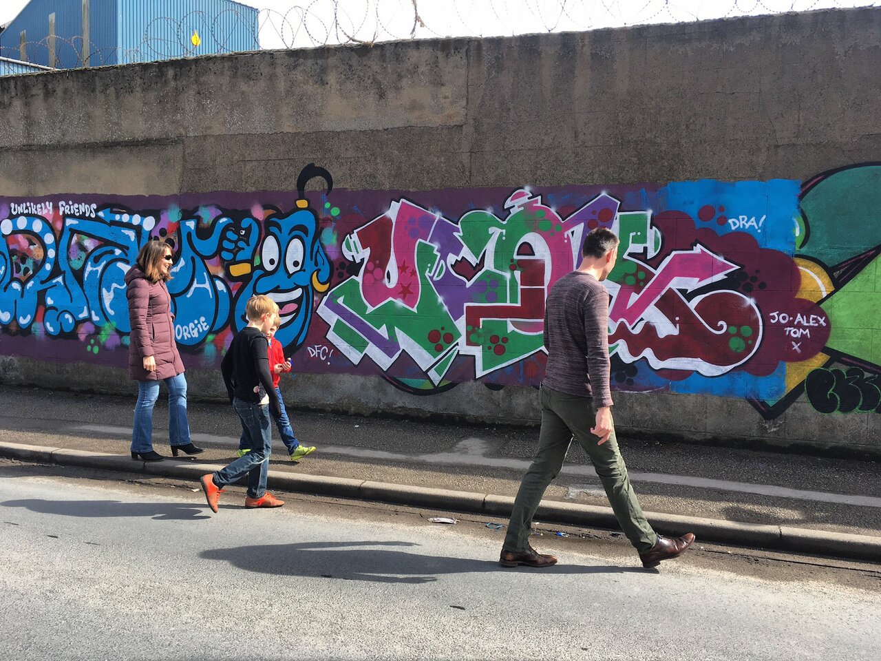 This family from Bath is visiting York this weekend, they made a special detour to Hull just to see Bankside Gallery. Graffiti bringing tourists to the city  @CllrAlanClark #hull #graffiti #streetart https://t.co/ZYQSSJdhjz