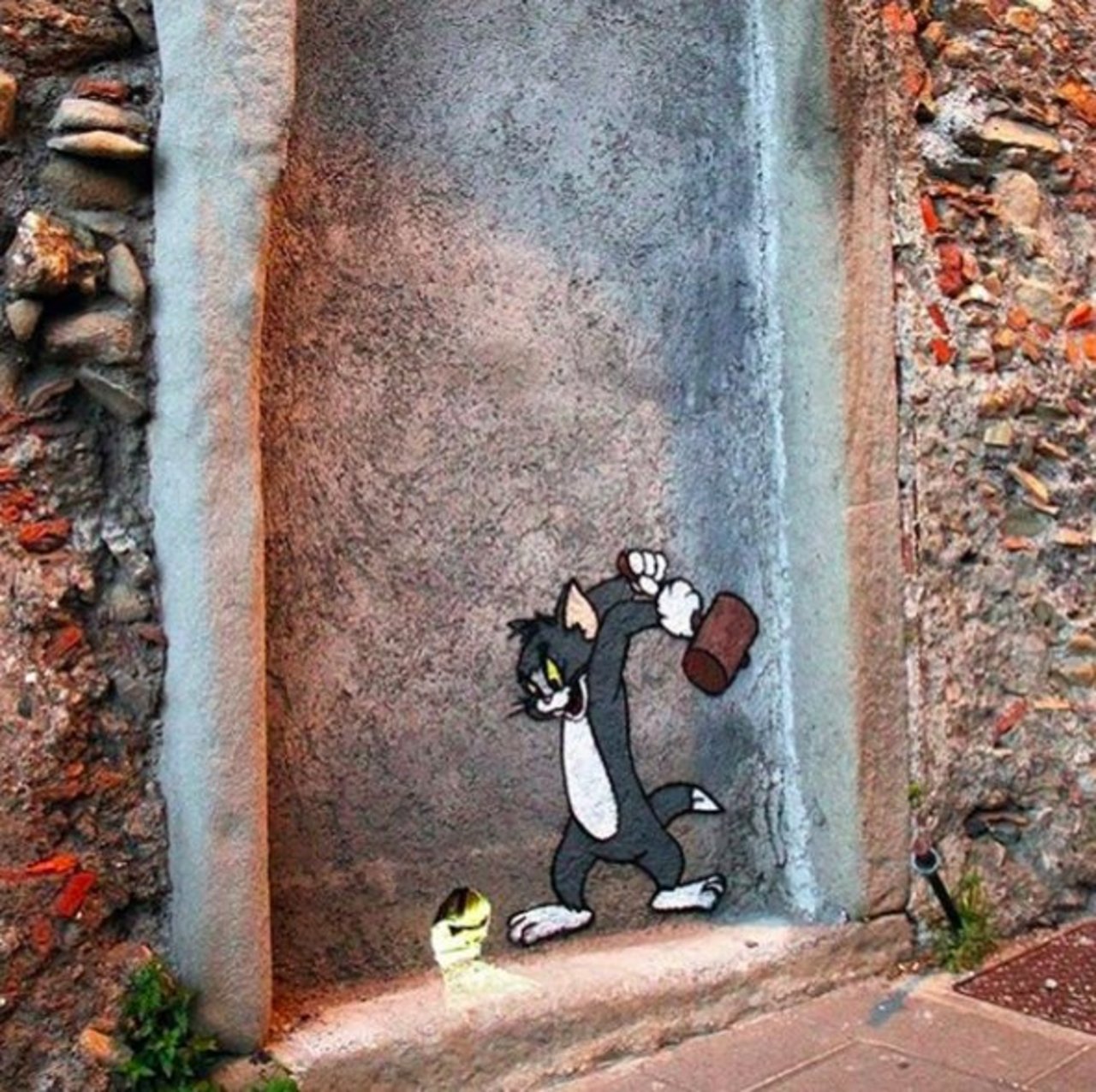 Tom from 'Tom and Jerry' in #Sicily, painted by Slava Ptrk (http://globalstreetart.com/slavaptrk). -- #globalstreetart #streetart #graffiti https://t.co/DAwrWPdLiP