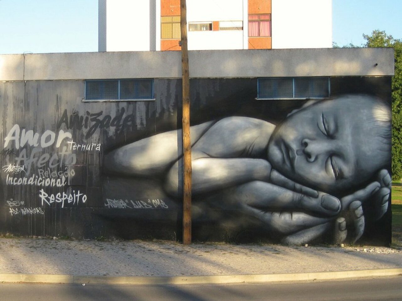 This mural is a lovely testament to the unconditional love of a parent for their child ❤️ -- Piece by Rod Santos aka #Another (http://globalstreetart.com/another). -- #globalstreetart #streetart #art #graffiti https://t.co/lF5wDiNXcO