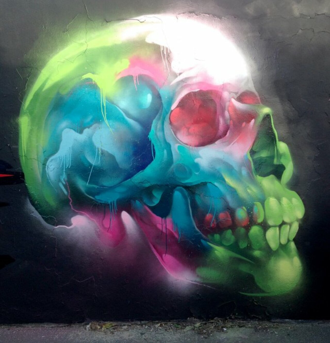 A Day-Glo skull by R.mer (http://globalstreetart.com/rmer) - just because, why not? -- Piece painted in the #UK. -- #globalstreetart #streetart #art #graffiti https://t.co/222f7vx43q