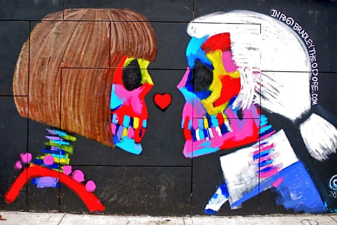 “@Pitchuskita: Bradley Theodore / mural of Anna Wintour & Karl Lagerfel

#StreetArt #art #graffiti #urbanart #mural http://t.co/WSMOzJBxie”