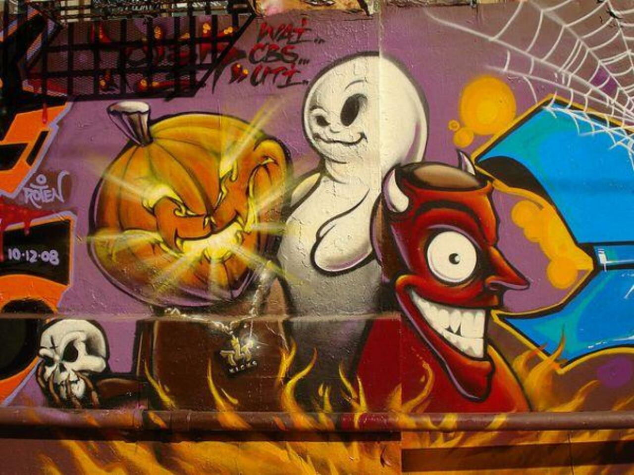 Halloween-themed graffiti #streetart #graffiti #urbanart #art #murals #Halloween http://t.co/2TL0a5D8kS