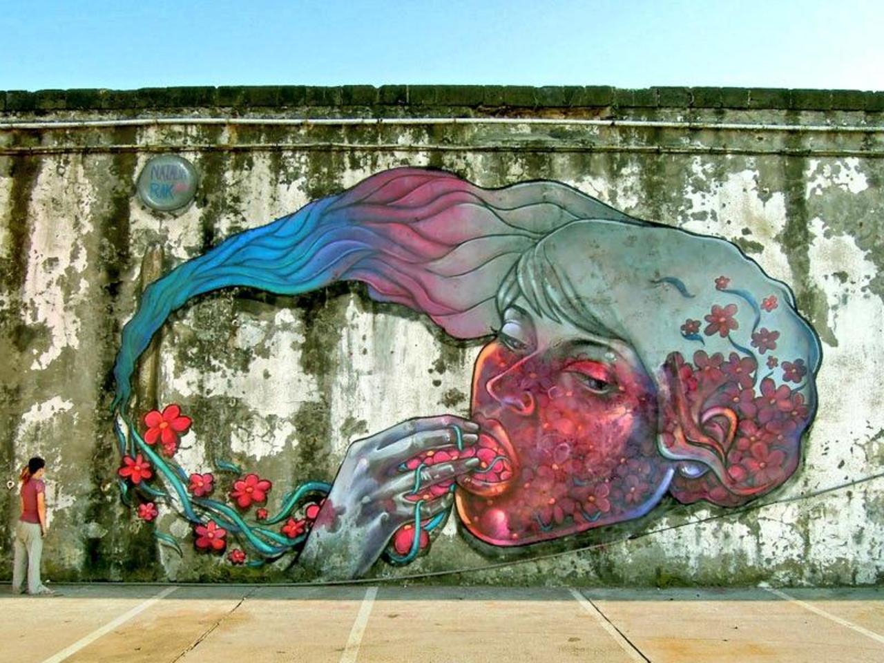 "@loolek: @5putnik1 RT @Pitchuskita: Natalia Rak / Circle of nature"
Azores, 2012

#streetart #art #graffiti #mural http://t.co/i8YEREaNYA"