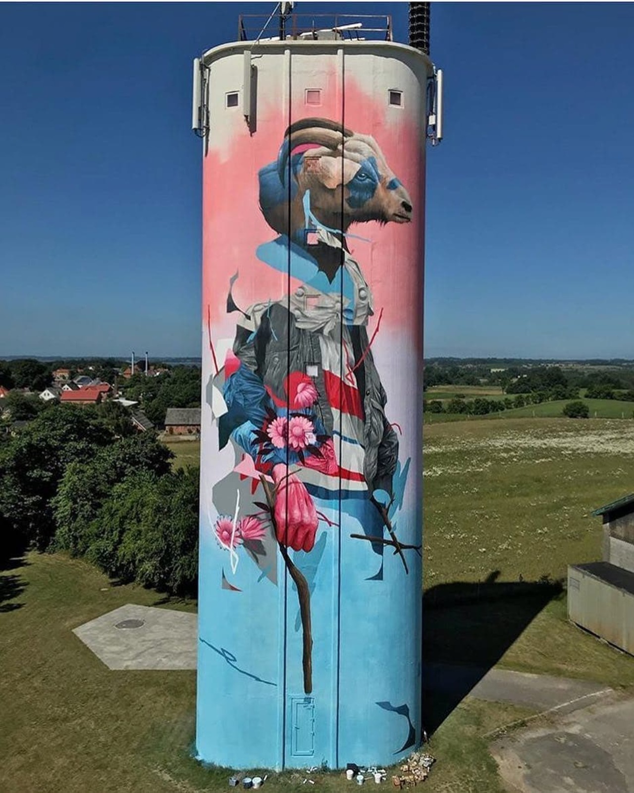 Stunning Street Art by joramroukes in Denmark. ▪ ▪ ▪ #art #artists #artlovers #streetart #muralart #graffiti #urbanart #Denmark #joramroukes #urbanmural #graffitiart #spraypaint #mural #photography https://t.co/AsH3kEWZQQ