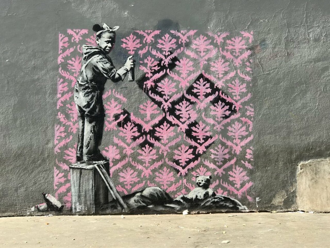 “I just wanna make the world a better-looking place. If you don't like it, you can paint over it! Banksy #Paris porte de la Chapelle, 2018 #streetart #urbanart #graffiti #mural https://t.co/UHKCX3EUSQ