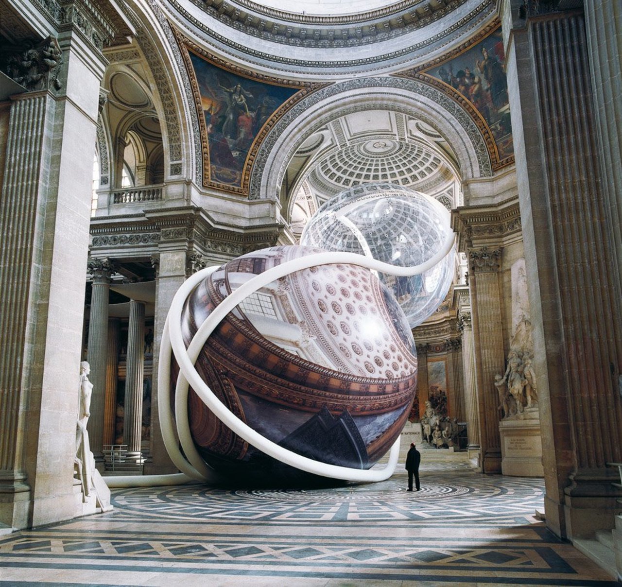 Austrian artist #KlausPinter explores the potential of the space around us with his floating installations. Enjoy a #TBT to his 2002 artwork, “Rebounds”, where the artist rolled two huge spheres into the Paris Panthéon .  #Installation #ContemporaryArt #Art https://t.co/wye4pgygGN