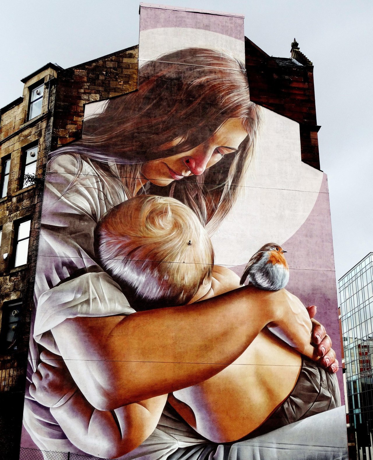 Meet the latest addition to Glasgow's public mural trail - graffiti artist Smug’s fresh take on the city’s founder St Mungo, with his mother St Enoch ‍ The robin is part of the city’s crest, and features in one of Mungo’s miracles ✨#ScotlandIsNow #StreetArt #Graffiti https://t.co/rCnDwx0lj8