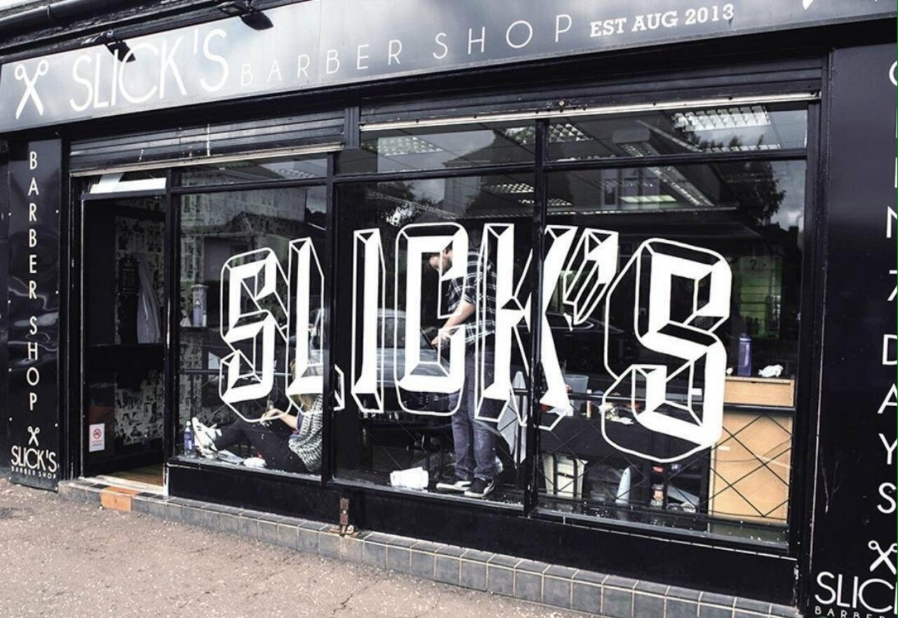 Lettering artist Craig Black unveils a bold and beautiful typography design for Slick’s Barbershop.  #design #art #retail #inspiration #branding #photography #communication #typography #StreetArt #Graffiti https://t.co/caHJj3COSu