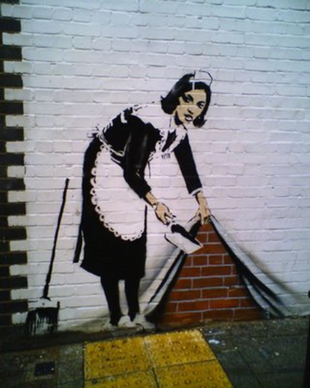 We just love #banksy and all his amazing Graffiti!  #mural #art #London #graffiti #wallpunch http://t.co/HhKdFXp2K8