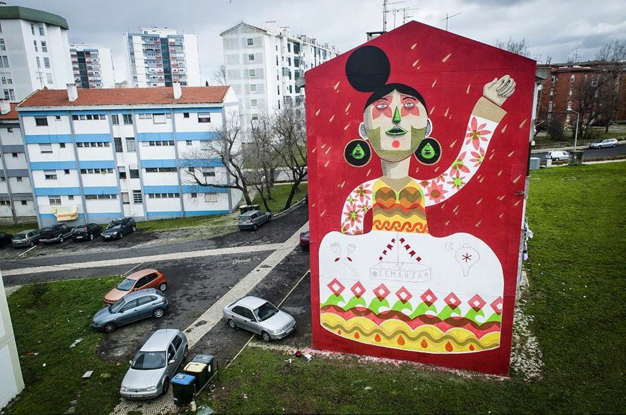 Finok paints a large mural in Lisbon for Under-Dogs Project.

#streetart #urbanart #mural #graffiti #art http://t.co/YIunFykMOl