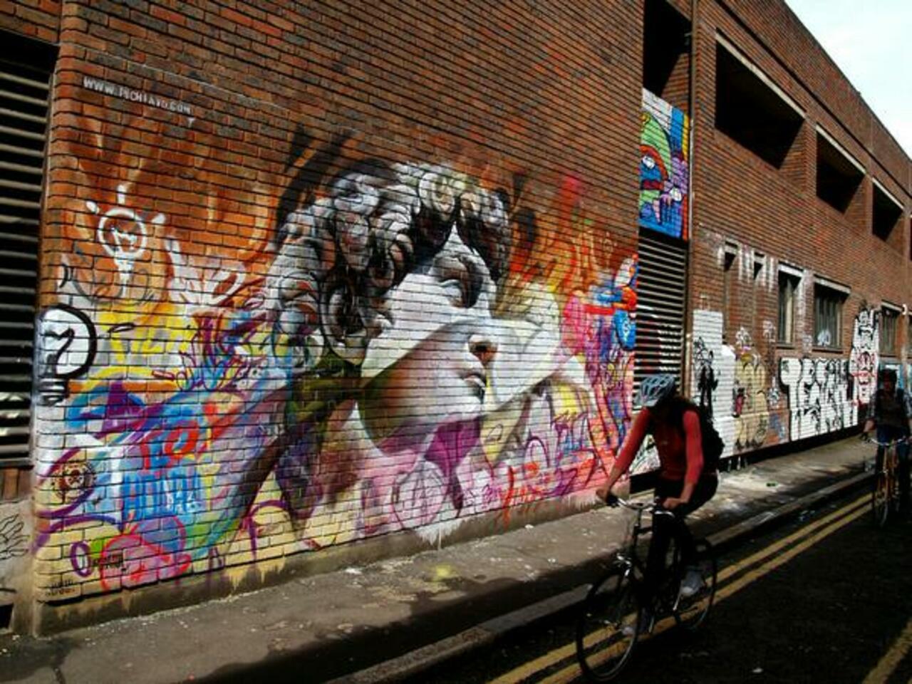 Artista: PichiAvo 
Londres, Reino Unido. 
#art #streetart #mural #graffiti http://t.co/wBJCFP7OVz