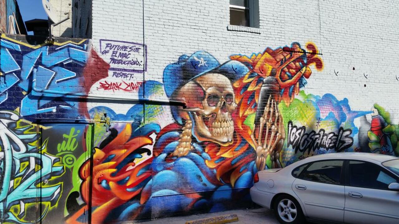 He's watching the other cars #art #murals #dtla #losangeles #LA #graffiti http://t.co/7WOBbEw2NM