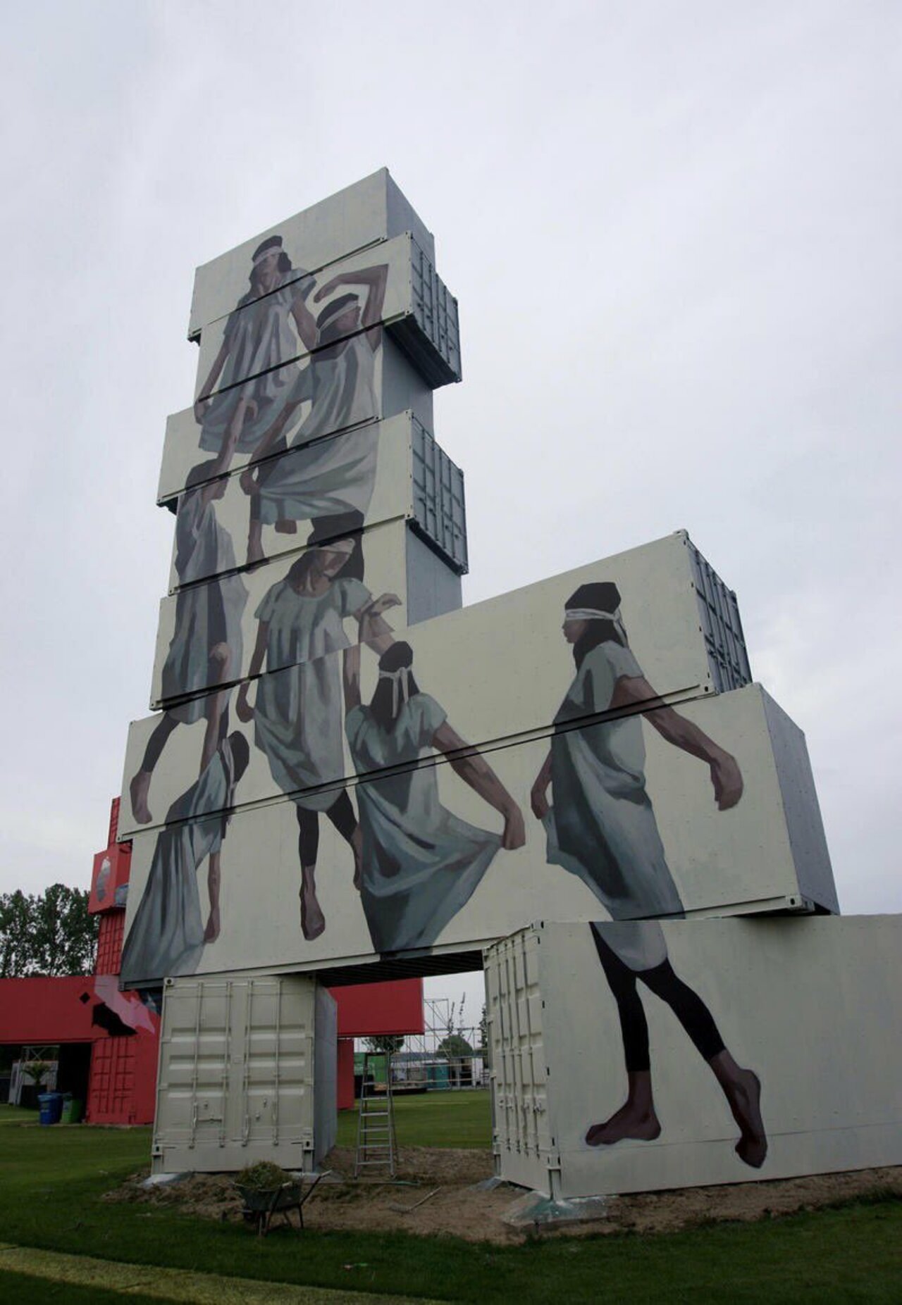 Monumental realistic mural artwork by Tamara Djurovic, who goes by the artist name Hyuro. Murals that depict the human struggle blended within the urban architecture, from Brazil to Spain. Heart wrenching themes and subjects. #StreetArt #ArteUrbano #Graffiti https://t.co/zC0FZfQt4l