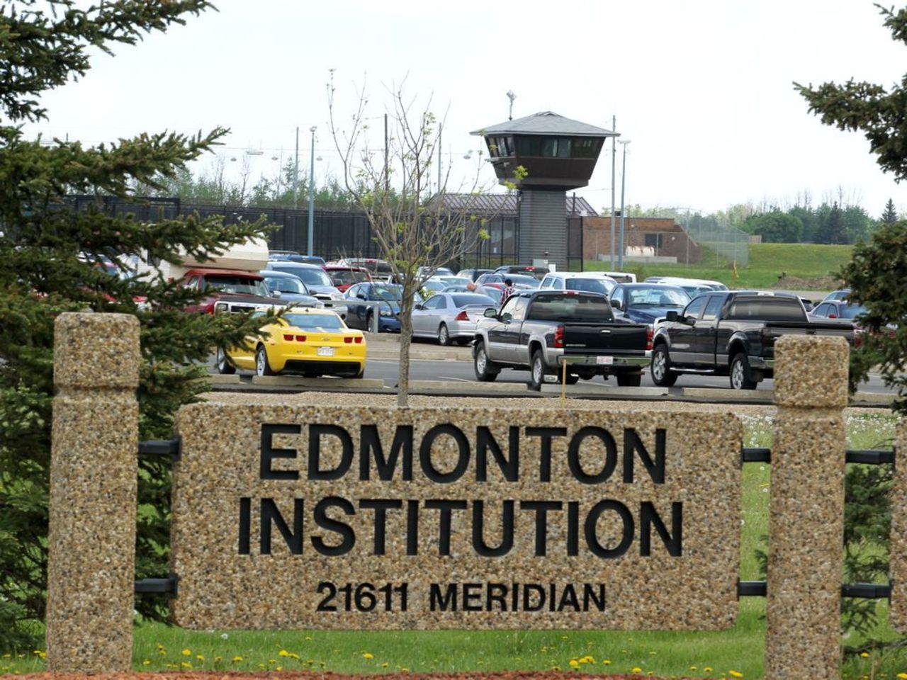 Group calls for criminal probe after Edmonton Institution prisoners allegedly 'cut off' medications, thrown in solitary