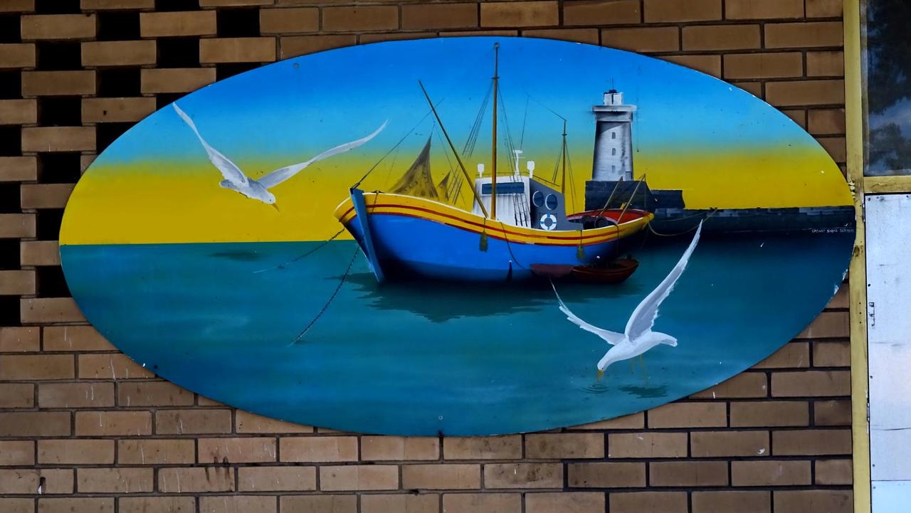 Idyllic #mural in outer suburban #Melbourne - #streetart #suburbs http://nixpages.blogspot.com.au/2015/02/suburban-fish-shop-mural.html http://t.co/hBzcgqrAJg
