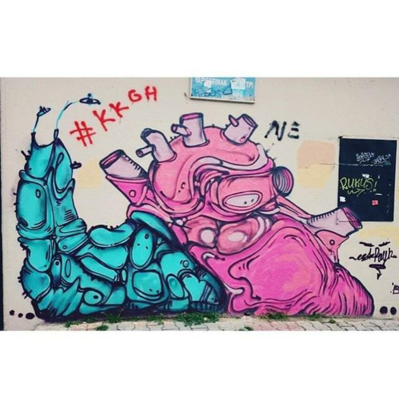 ✌️ #eskreyn #vsco #vscocam #streetart #streetartistanbul #istanbulstreetart #graffiti #graffitiartist #mural #urban… http://t.co/BTHb46TQnx