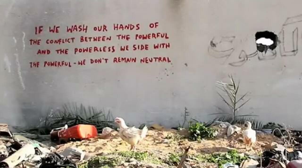 #Banksy 

New Graffiti by Banksy in Gaza City 

#art #arte #graffiti #streetart http://t.co/hX3djygP4a
