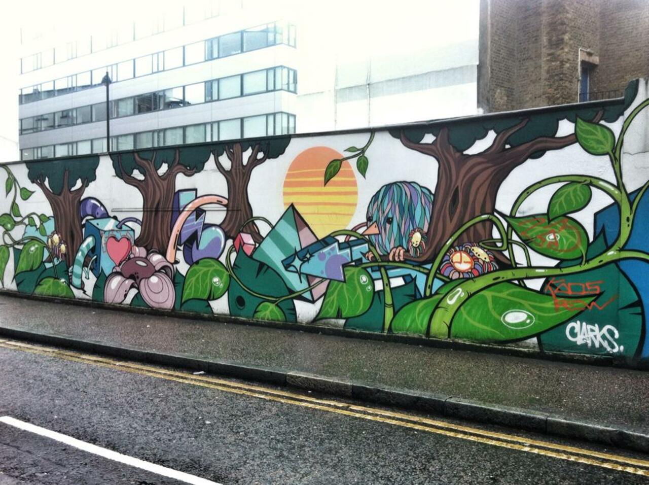 Mural in (I think) Singer Street #Clarks

#art #StreetArt #graffiti @ShoreditchTours @ShoreditchGraf http://t.co/5MZUjQWjJM