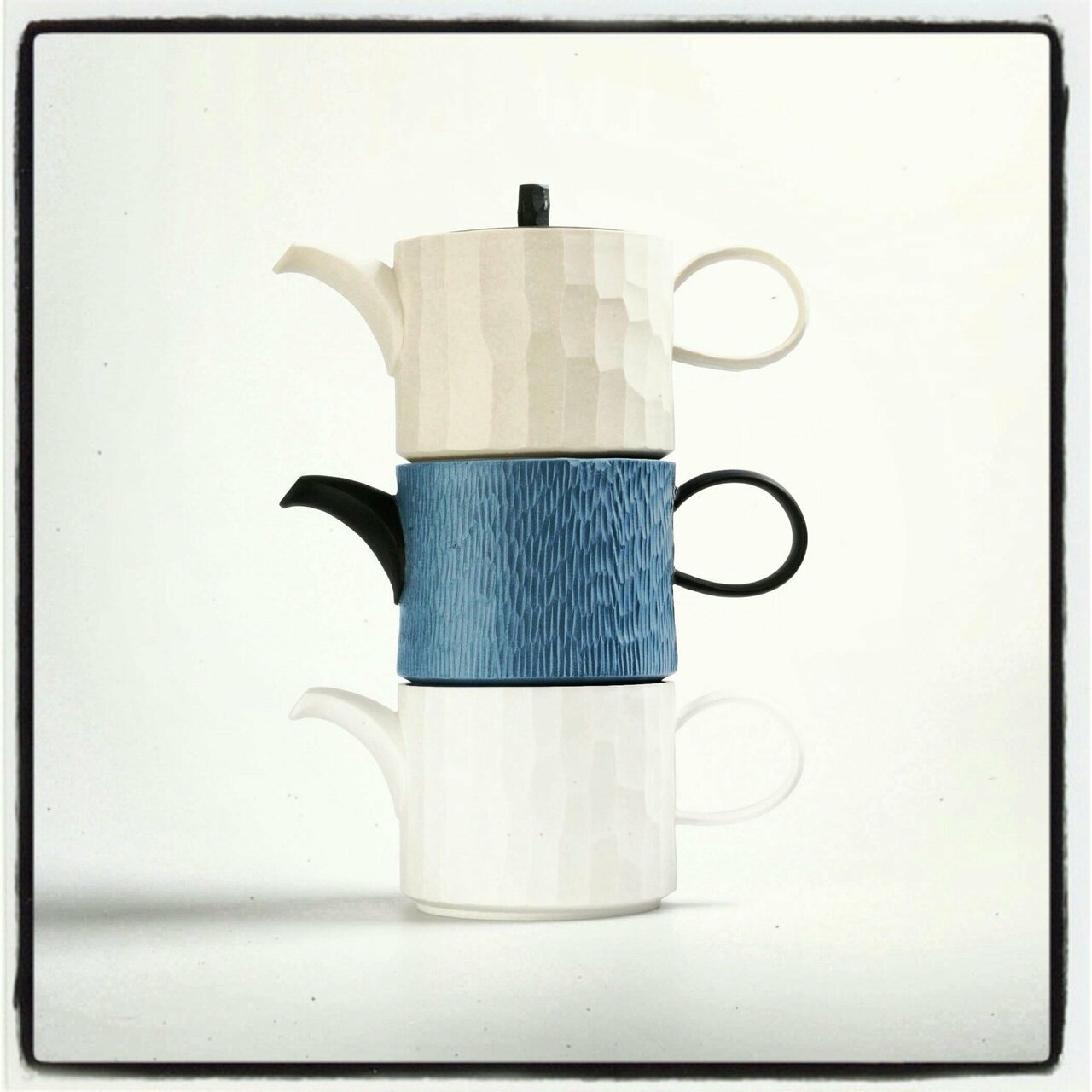 Ceramic hand thrown & carved tea pots by Hyu Jin Jo. Buy at MADE FRESH Exhibition http://www.madenorthgallery.co.uk/portfolio/made-fresh/ #ceramics http://t.co/hcgFGdMdmd