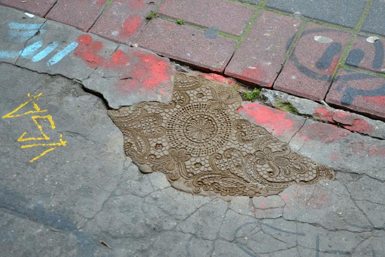 Today I'm LOVING ... urban interventions by NeSpoon
#streetart #graffiti #lace #ceramics 
Miss V http://t.co/NkiE7fM5Rm