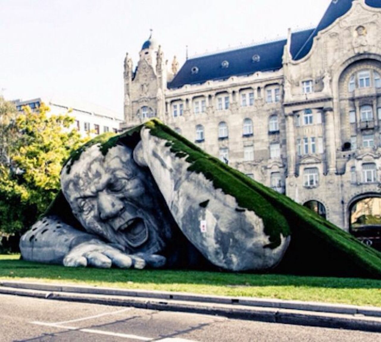 “@5putnik1: Lawn Sleeper in Budapest  • #streetart #graffiti #art #funky #dope . : http://t.co/1EiXDtE03i”